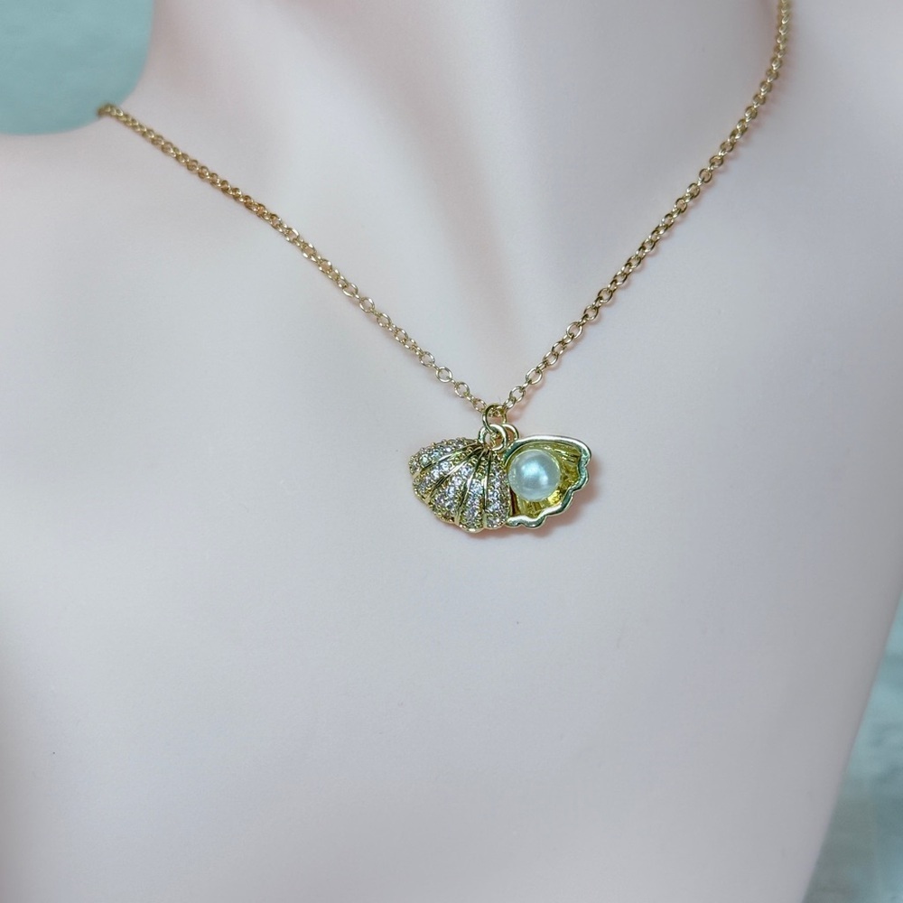 Elegant Gold Shell Pendant Necklace - Picture 3 of 10
